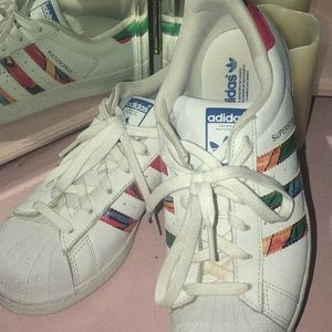 Adidas : superstar .